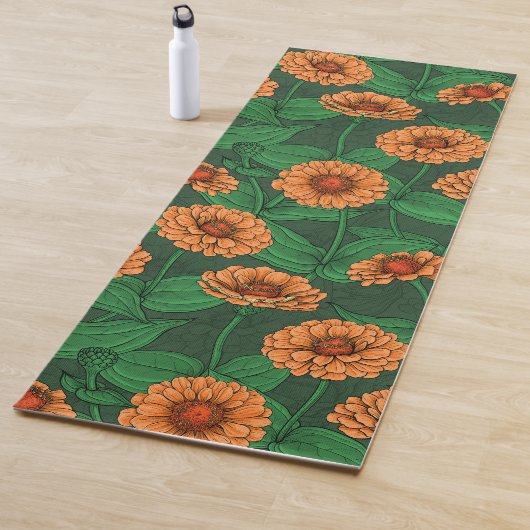 Tapis De Yoga Fleurs Zinnia orange, feuilles verts sur vert fonc (En situation)