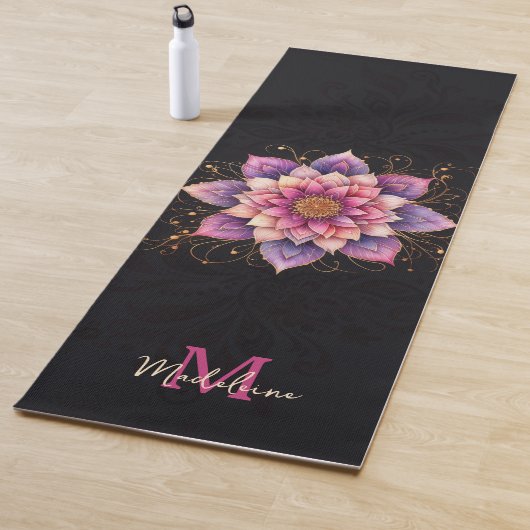 Tapis De Yoga Floral Mandala rose violet Nom élégant Monogramme (En situation)
