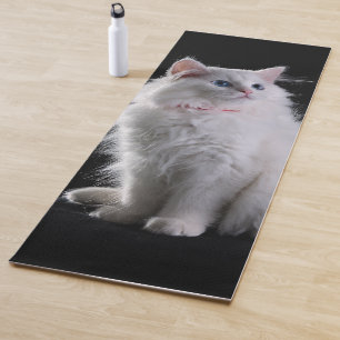 Tapis De Yoga Fluffin blanc sur arrière - plan noir