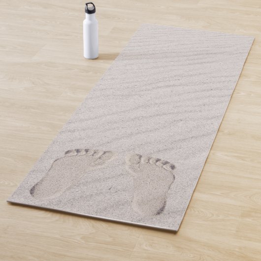 Tapis De Yoga Footprints in Beach Sand (En situation)