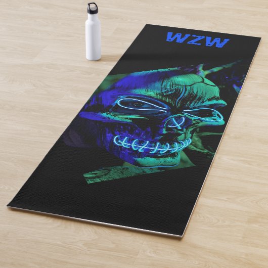 Tapis De Yoga Fun Effrayant Neon bleu Turquoise crâne Monogramme (En situation)