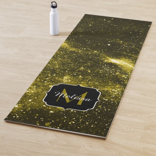Tapis De Yoga Galaxie abstraite noire jaune foncé Monogramme (En situation)
