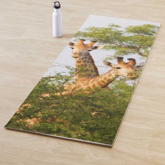 Tapis De Yoga Giraffes Pékin au-dessus de la végétation (En situation)