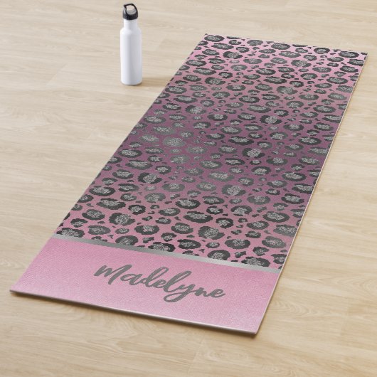 Tapis De Yoga Glittery Empreinte de léopard on Pink Personnalisé (En situation)