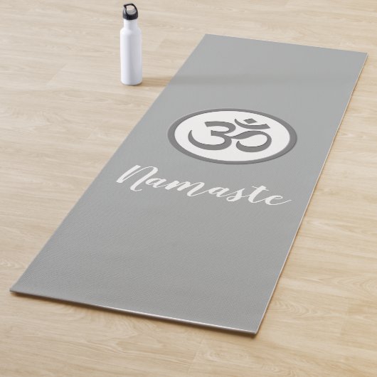 Tapis De Yoga Gris de Namaste de symbole de l'OM (En situation)