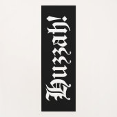 Tapis De Yoga Huzzah ! {Typographie médiévale} (Devant)