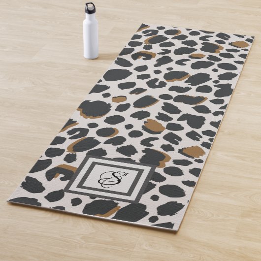 Tapis de Yoga - Imprimé Léopard avec Monogramme (En situation)