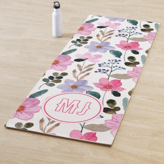 Tapis De Yoga Initiales de script rose floral personnalisées (En situation)