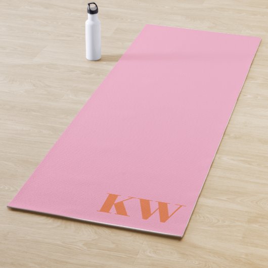 Tapis De Yoga Initiales du Monogramme rose moderne personnalisée (En situation)