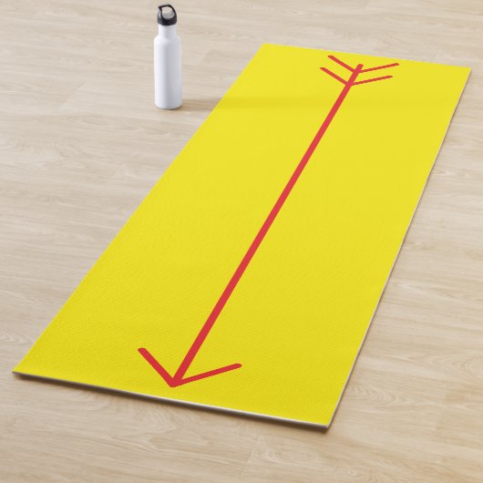 Tapis de yoga jaune et rouge Arrow (En situation)