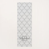Tapis De Yoga Lacy White Damask sur Grey Monogram & Name (Dos)