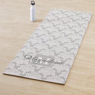 Tapis De Yoga Lacy White Damask sur Grey Monogram & Name