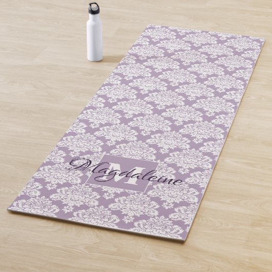 Tapis De Yoga Lacy White Damask sur Lavender Monogramme (En situation)