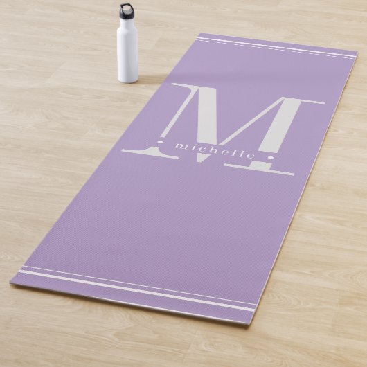 Tapis De Yoga Lavande molle minimale violet et monogramme blanc (En situation)