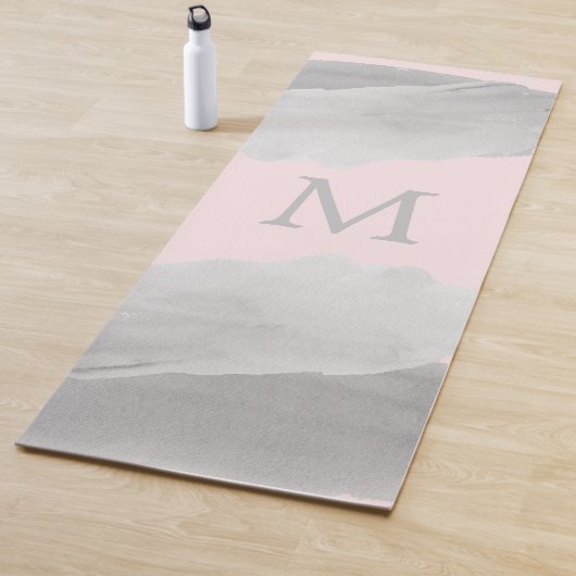 Tapis De Yoga Laver monogramme de l'aquarelle rose et gris (En situation)
