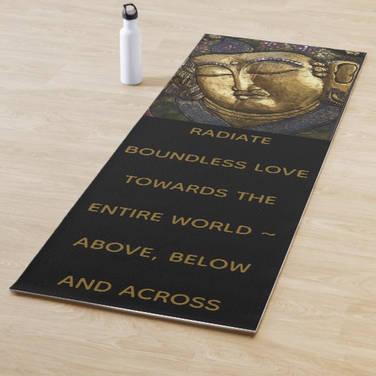 Tapis De Yoga Le portrait et la citation de Bouddha rayonnent (En situation)