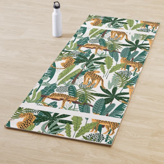 Tapis De Yoga léopard Brown dans la jungle tropicale luxuriante  (En situation)