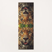 Tapis De Yoga Léopard regarde alors qu'il lave l'eau dans la jun (Devant)