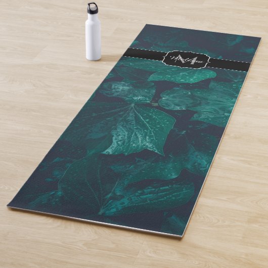 Tapis De Yoga Lierre vert foncé feuille gouttes d'eau Monogram (En situation)