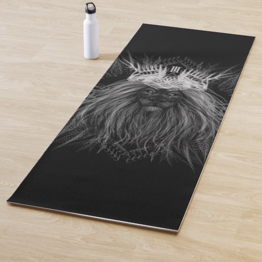 Tapis De Yoga Lion avec monogramme de couronne noir (En situation)
