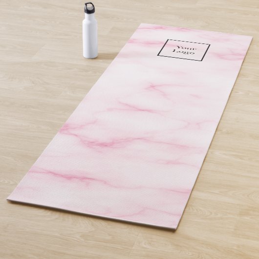 Tapis De Yoga Logo d'entreprise de studio en marbre rose (En situation)
