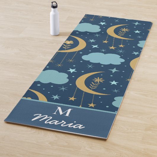 Tapis De Yoga Lune Boho Dorée Avec Nuages Monogramme (En situation)