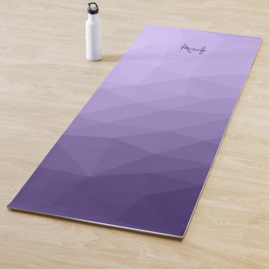 Tapis De Yoga Maille géométrique violet ombre motif Monogramme (En situation)