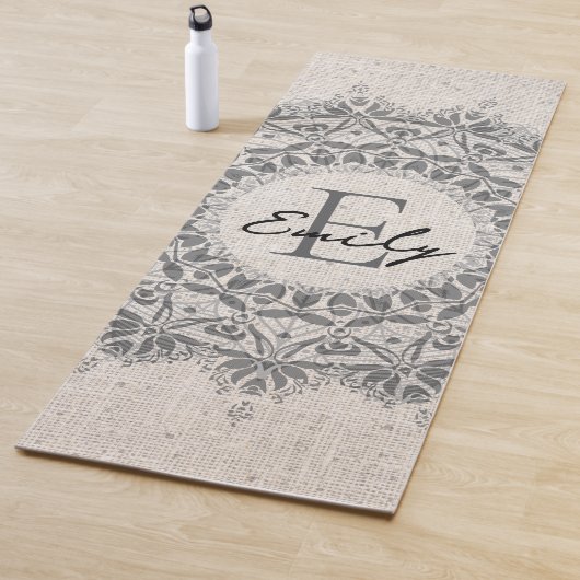Tapis De Yoga Mandala Nom Monogramme gris clair monochrome (En situation)
