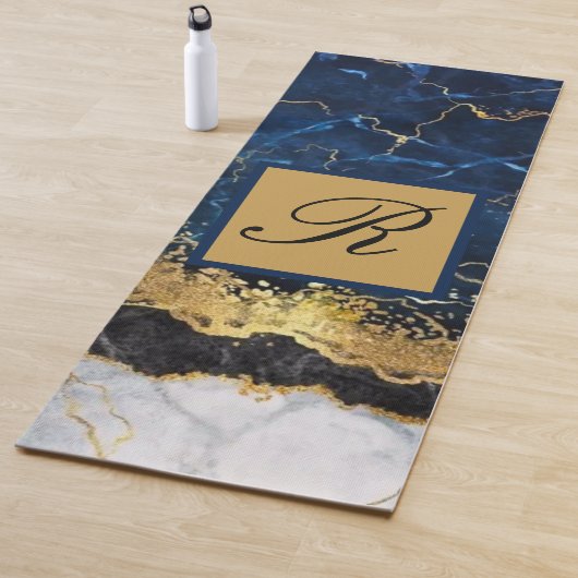 Tapis De Yoga Marbre blanc Marine Blue Gold Agate Monogramme (En situation)