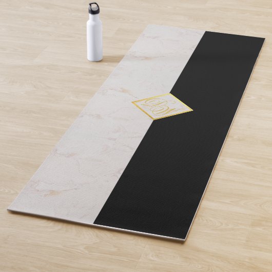 Tapis De Yoga Marbre noir et blanc élégant monogramme or script (En situation)
