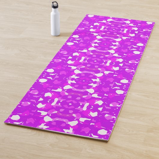 Tapis De Yoga Marques symétriques roses et blanches (En situation)