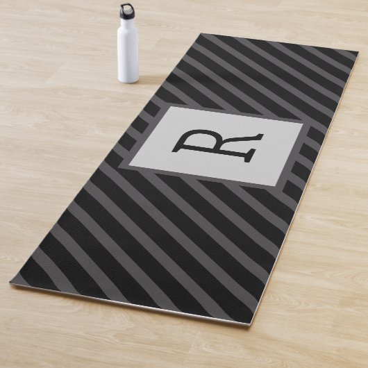 Tapis De Yoga Masculine rayé noir et gris (En situation)