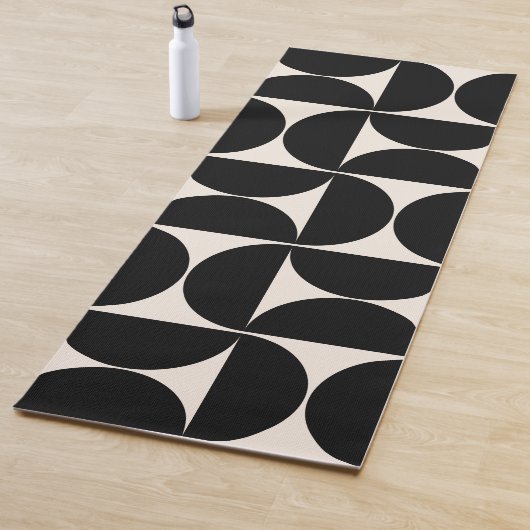 Tapis De Yoga Mi-Siècle Moderne Motif Vintage Noir Et Blanc (En situation)