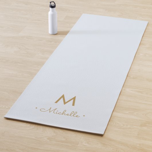 Tapis De Yoga Modern Light Dusty Blue Gold Script Monogram (En situation)