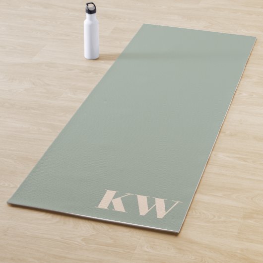 Tapis De Yoga Modern Sage Green Monogram Initials Personalized (En situation)