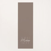 Tapis De Yoga Moderne Monogramme Nom Script Taupe (Dos)
