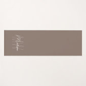 Tapis De Yoga Moderne Monogramme Nom Script Taupe (Devant (Horizontal))