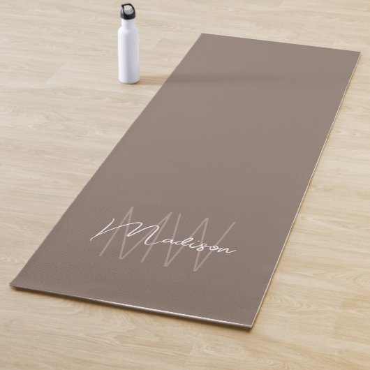 Tapis De Yoga Moderne Monogramme Nom Script Taupe (En situation)