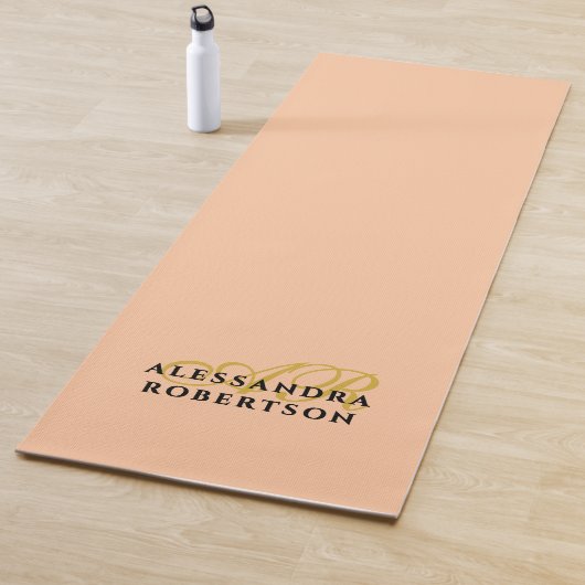 Tapis De Yoga Monogram Minimalist Peach Gold Initials Black Chic (En situation)