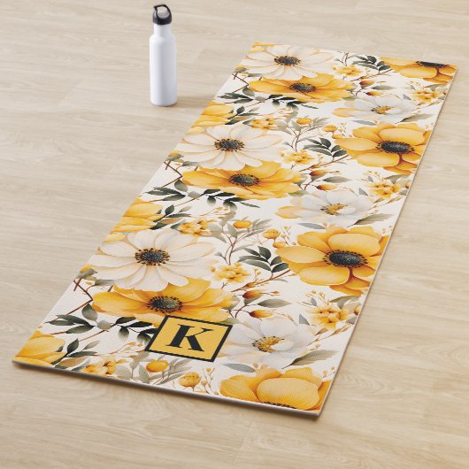 Tapis De Yoga Monogram Yellow floral Pattern (En situation)