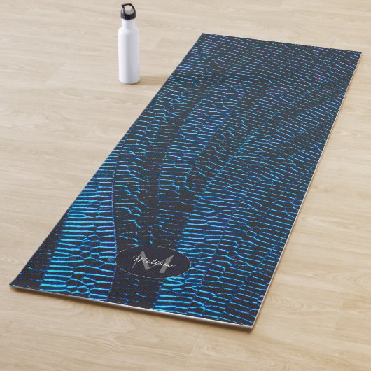 Tapis De Yoga Monogramme abstrait bleu brillant métallique (En situation)