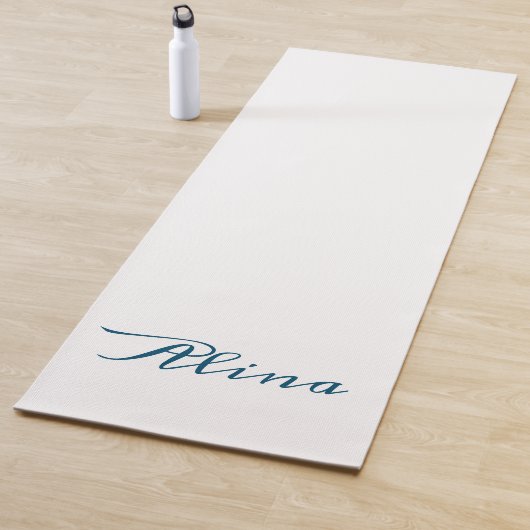 Tapis De Yoga monogramme bleu et blanc de la marine (En situation)