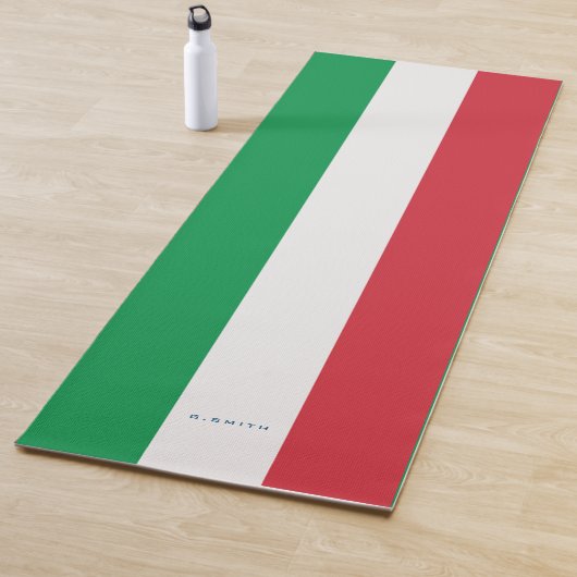 Tapis De Yoga Monogramme.Couleurs du drapeau italien. (En situation)