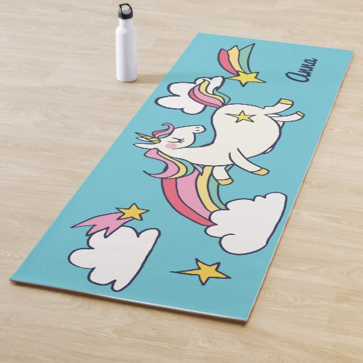 Tapis De Yoga Monogramme. Coupe Doodle Rainbow Stars Nuages (En situation)
