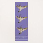 Tapis De Yoga Monogramme de colibri pourpre (Devant)