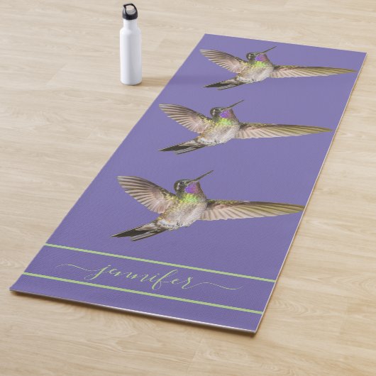 Tapis De Yoga Monogramme de colibri pourpre (En situation)