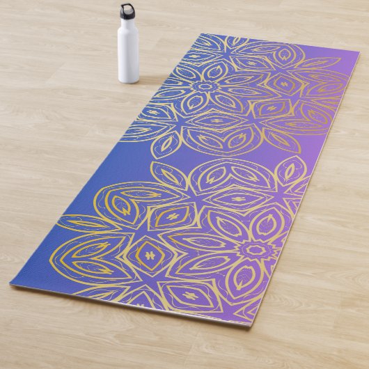 Tapis De Yoga Monogramme doré bleu-violet dégradé Mandala (En situation)
