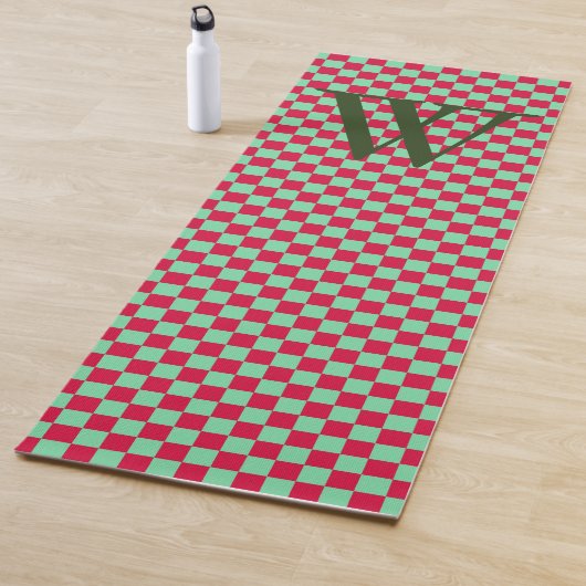 Tapis De Yoga Monogramme du damier rouge profond et vert clair (En situation)