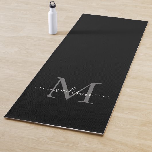 Tapis De Yoga Monogramme gris noir moderne Élégant Script fémini (En situation)