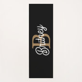Tapis De Yoga Monogramme moderne élégant Nom Black Gold Script (Devant)